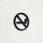 Σήμανση ΑΠΑΓΟΡΕΥΕΤΑΙ ΤΟ ΚΑΠΝΙΣΜΑ - NO SMOKING ξενοδοχείων 3mm πάχος, Μαύρο - Λευκό