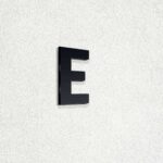 Γράμμα "E" από ακρυλικό πλαστικό πάχος 3mm, Μαύρο - Λευκό - Κόκκινο - Μπλέ, ύψος 74mm και 120mm