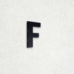 Γράμμα "F" από ακρυλικό πλαστικό πάχος 3mm, Μαύρο - Λευκό - Κόκκινο - Μπλέ, ύψος 74mm και 120mm