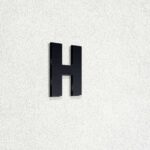 Γράμμα "H" από ακρυλικό πλαστικό πάχος 3mm, Μαύρο - Λευκό - Κόκκινο - Μπλέ, ύψος 74mm και 120mm