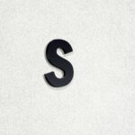 Γράμμα "S" από ακρυλικό πλαστικό πάχος 3mm, Μαύρο - Λευκό - Κόκκινο - Μπλέ, ύψος 74mm και 120mm