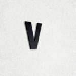 Γράμμα "V" από ακρυλικό πλαστικό πάχος 3mm, Μαύρο - Λευκό - Κόκκινο - Μπλέ, ύψος 74mm και 120mm