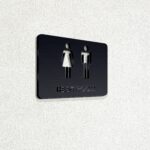 Σήμανση τουαλέτας WC "ανδρών γυναικών" RESTROOM ξενοδοχείων - εστίασης 3mm πάχος, Μαύρο - Λευκό