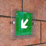 Πινακίδα σήμανσης Aκρυλικό plexiglass “ΚΑΤΕΥΘΥΝΣΗ ΚΑΤΩ ΑΡΙΣΤΕΡΑ” 15X15cm