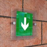 Πινακίδα σήμανσης Aκρυλικό plexiglass “ΚΑΤΕΥΘΥΝΣΗ ΚΑΤΩ” 15X15cm
