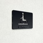 Σήμανση τουαλέτας WC "ΑΜΕΑ" RESTROOM ξενοδοχείων - εστίασης 3mm πάχος, Μαύρο - Λευκό