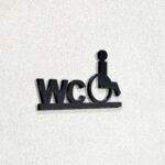 Σήμανση τουαλέτας "WC ΑΜΕΑ" ξενοδοχείων 3mm πάχος, Μαύρο - Λευκό